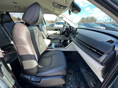 Used 2024 Kia Carnival EX image 23