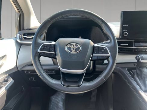Used 2025 Toyota Sienna XLE FWD image 13