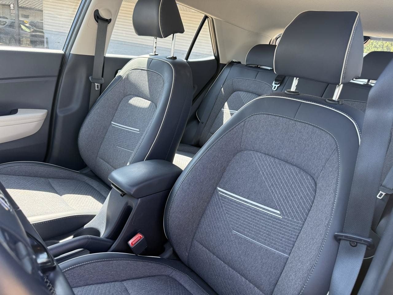 Used 2025 Hyundai Venue Limited FWD image 8