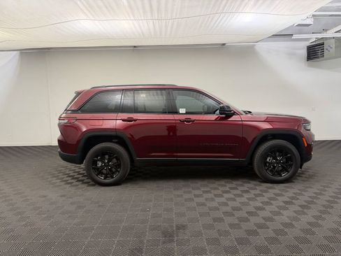 Used 2025 Jeep Grand Cherokee Altitude AWD/4WD image 8