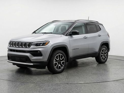 Used 2025 Jeep Compass Trailhawk AWD/4WD image 3