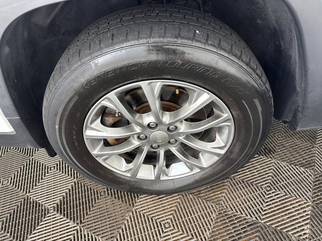 Used 2019 Jeep Cherokee Latitude Plus AWD/4WD image 30