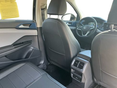 Used 2024 Volkswagen Taos SE FWD image 19