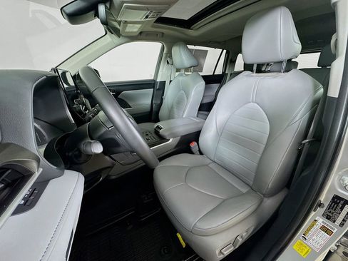 Certified 2023 Toyota Highlander XLE image 10