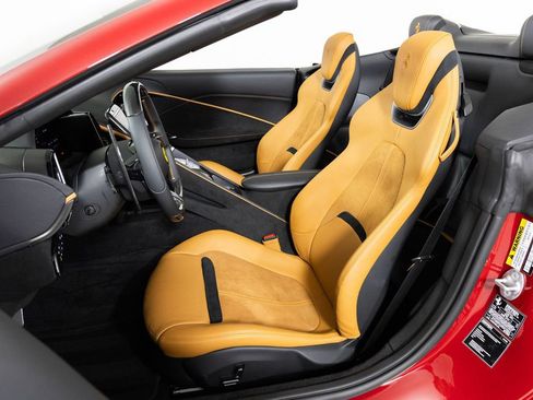 Used 2024 Ferrari Roma Spider image 5
