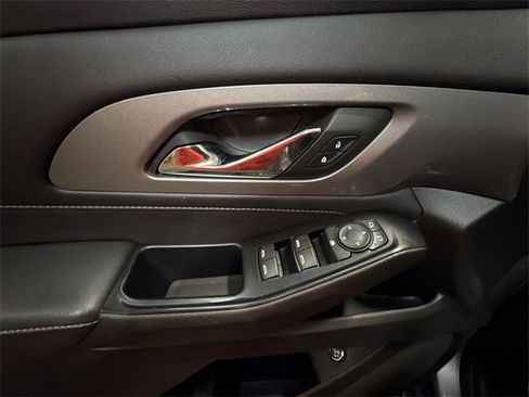 Used 2023 Chevrolet Traverse LT w/ Rear Camera Mirror Package image 13