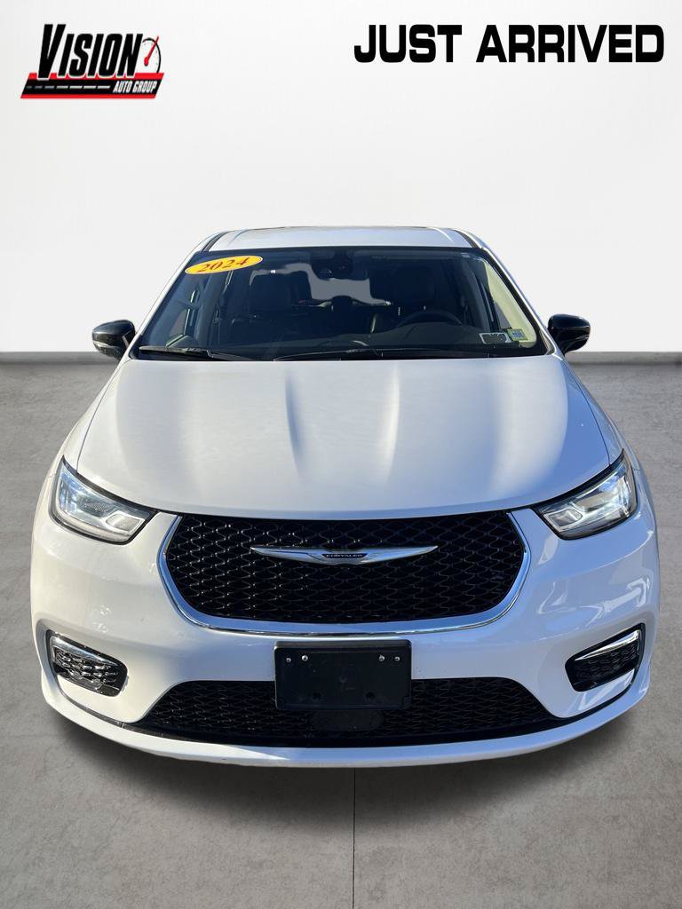 Used 2024 Chrysler Pacifica Touring-L FWD image 8
