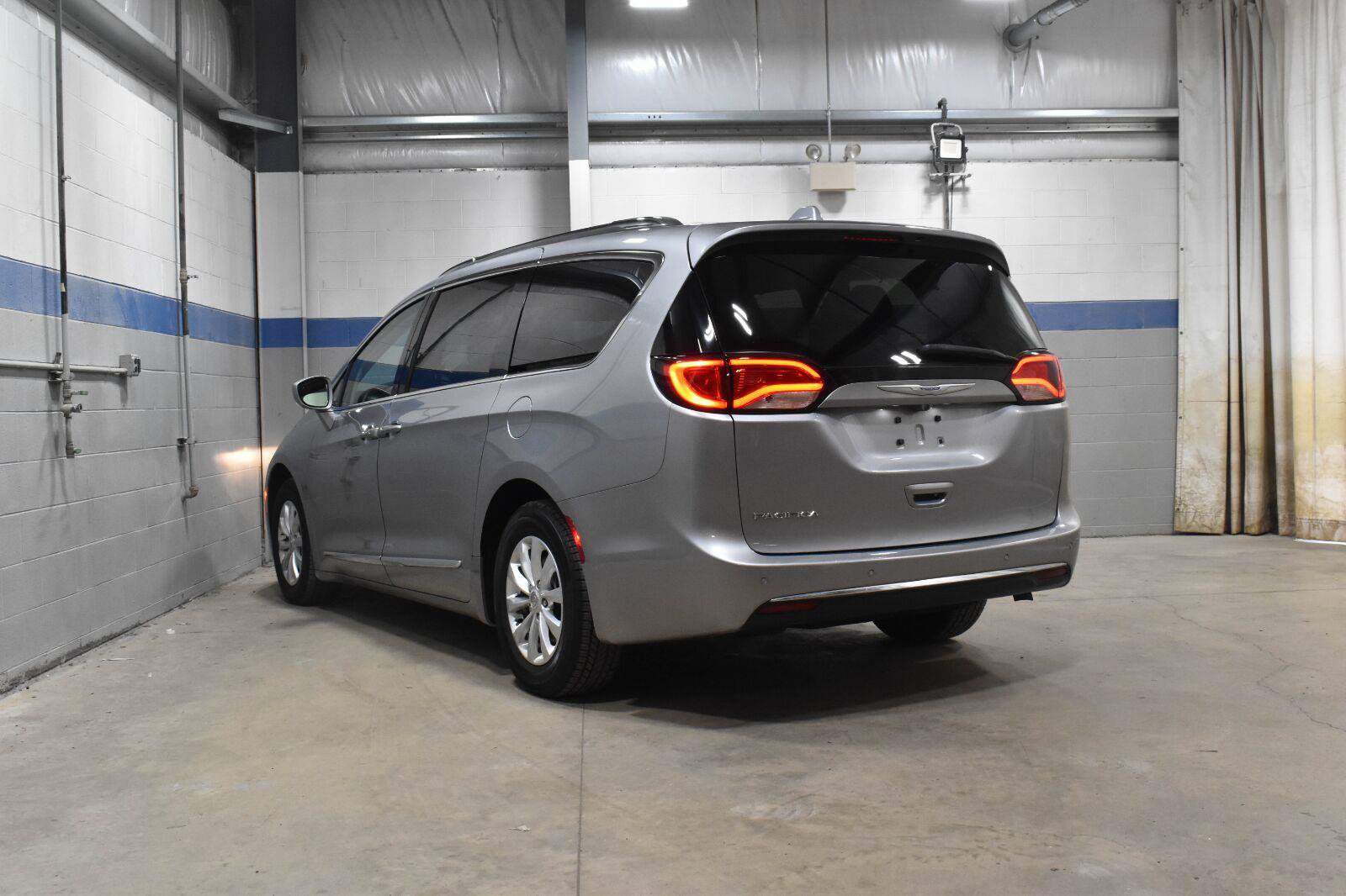 Used 2018 Chrysler Pacifica Touring-L FWD image 22
