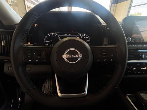 Used 2025 Nissan Pathfinder SV image 31