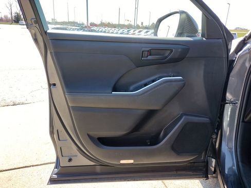 Used 2024 Toyota Highlander LE image 9
