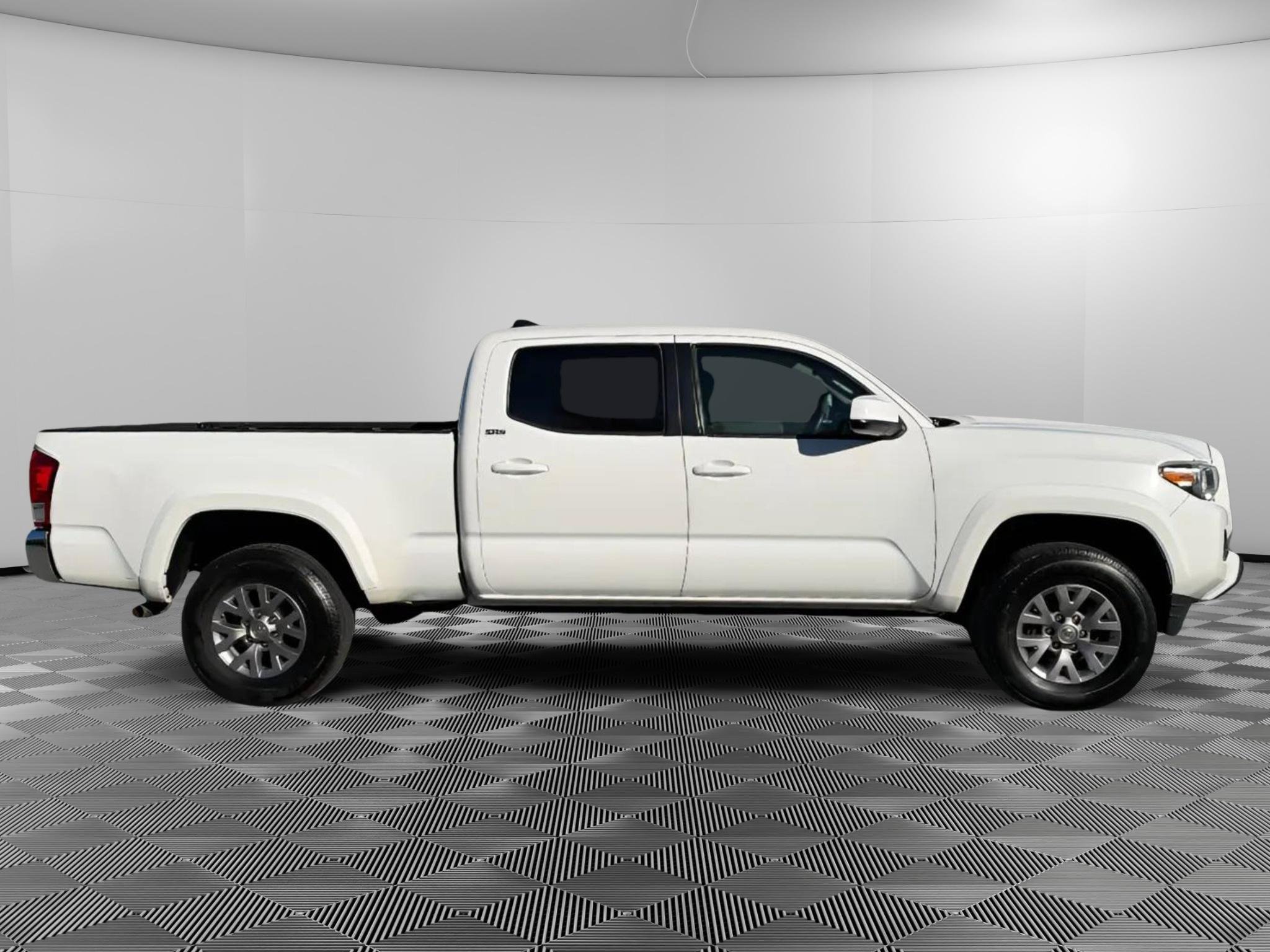 Used 2017 Toyota Tacoma SR5 w/ Tow Package AWD/4WD image 6