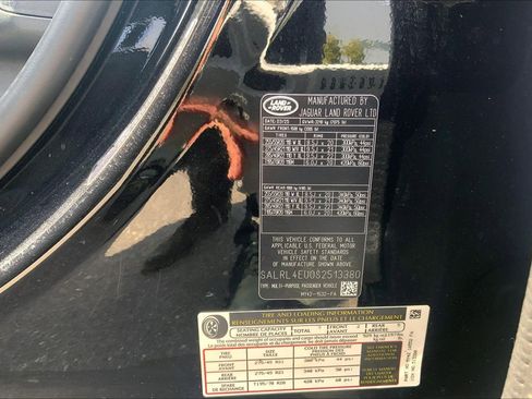 Used 2025 Land Rover Discovery Dynamic SE AWD/4WD image 33