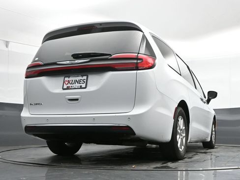 Used 2024 Chrysler Pacifica Touring-L FWD image 42