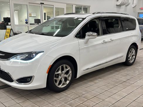 Used 2018 Chrysler Pacifica Limited image 9