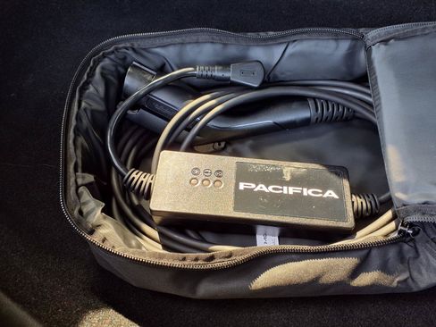 Used 2024 Chrysler Pacifica Limited FWD image 24
