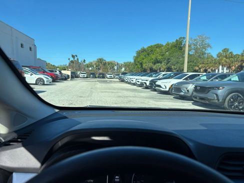 Used 2025 Nissan Versa SV image 34