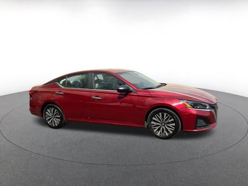 Used 2025 Nissan Altima 2.5 SV image 2