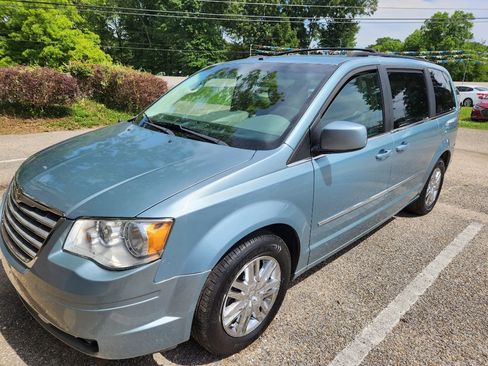 Used 2009 Chrysler Town & Country Touring FWD image 5