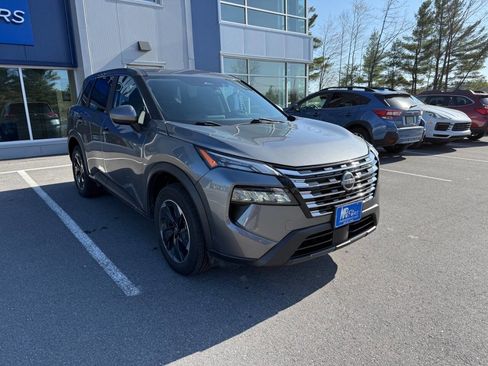 Used 2024 Nissan Rogue SV image 4