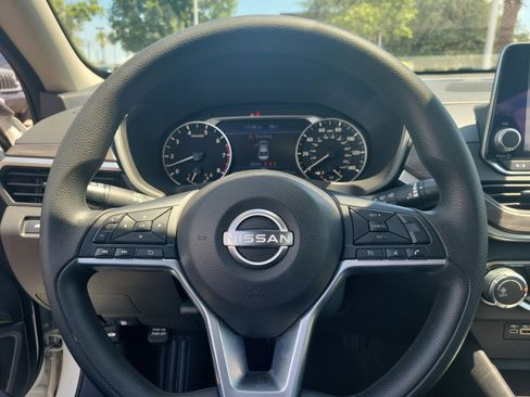 Used 2025 Nissan Altima 2.5 SV FWD image 18