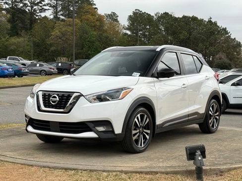 Used 2020 Nissan Kicks SR w/ SR Premium Package image 3