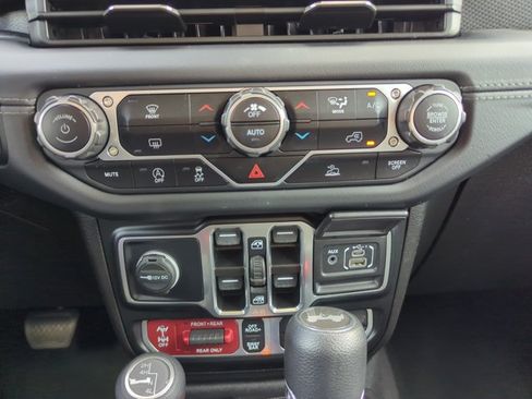 Used 2024 Jeep Wrangler Unlimited Rubicon AWD/4WD image 8