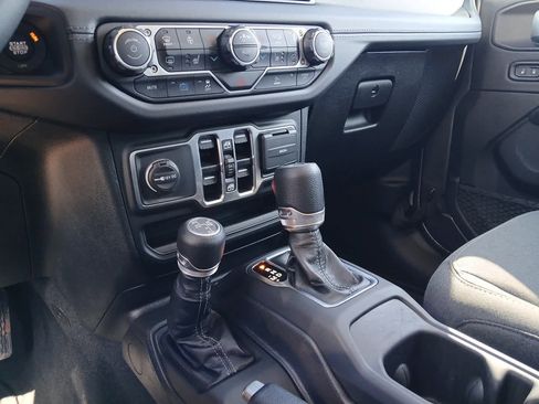 Used 2025 Jeep Wrangler Sahara image 49