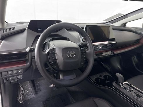 Used 2025 Toyota Prius Plug-In Hybrid image 4