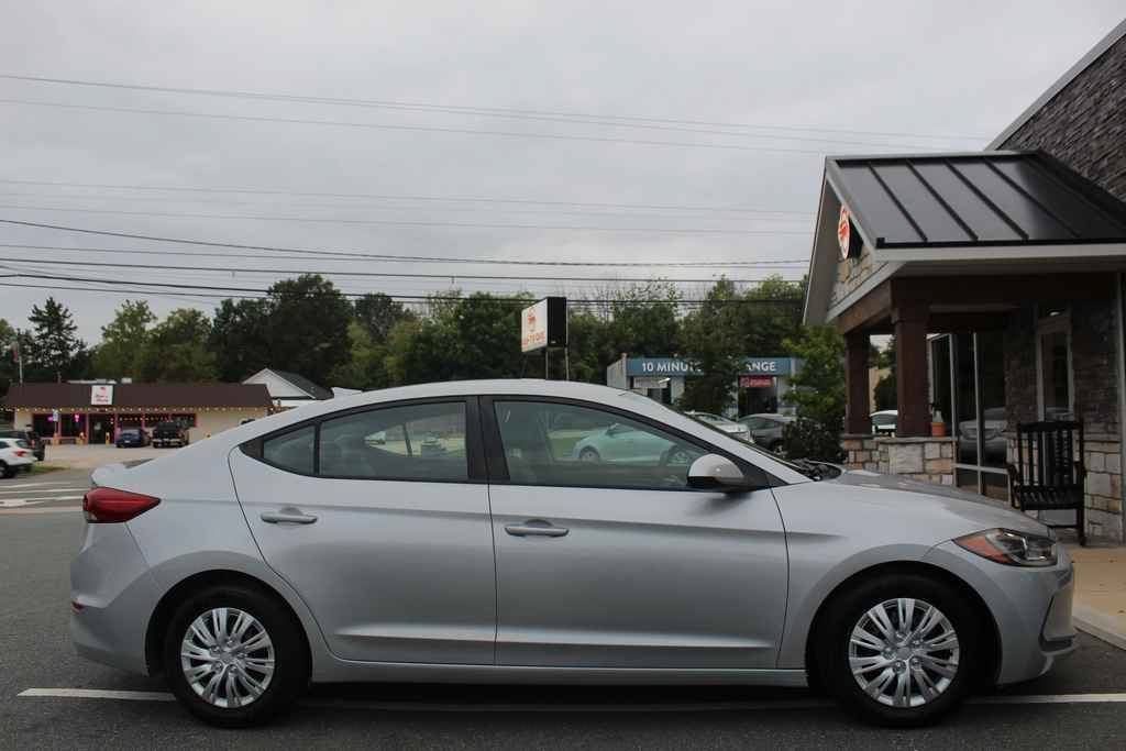 Used 2017 Hyundai Elantra SE FWD image 4