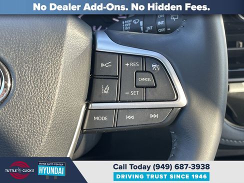 Used 2024 Toyota Highlander XLE FWD image 29