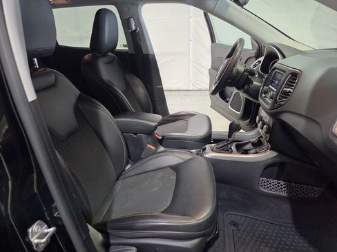 Used 2018 Jeep Compass Latitude w/ Cold Weather Group image 9