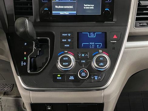 Used 2015 Toyota Sienna LE FWD image 24