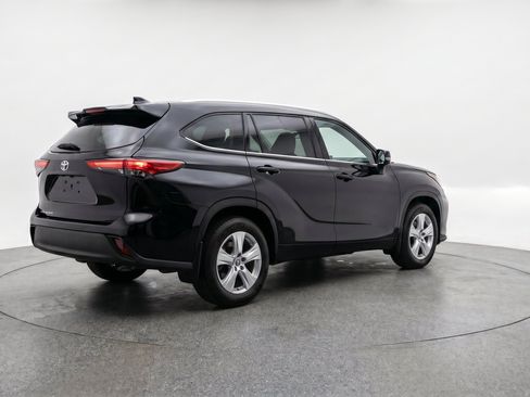 Used 2025 Toyota Highlander LE FWD image 9