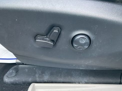 Used 2023 Chrysler Pacifica Touring-L image 25