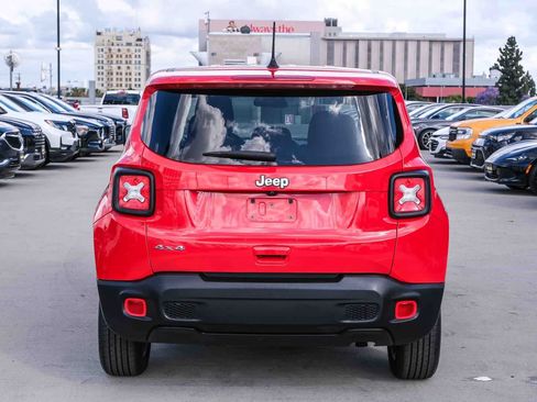 Used 2023 Jeep Renegade Latitude AWD/4WD image 3