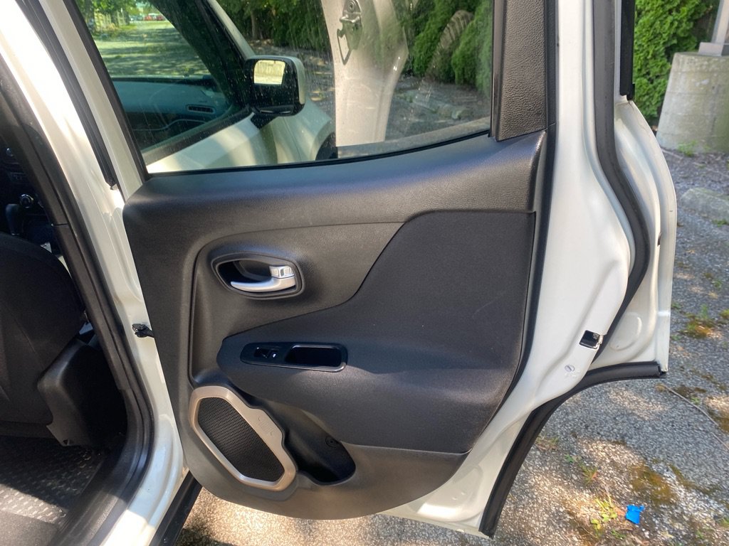 Used 2016 Jeep Renegade Latitude w/ Cold Weather Group FWD image 21