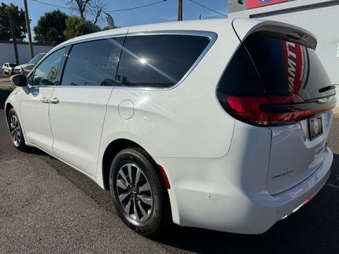 Used 2022 Chrysler Pacifica Touring-L w/ Uconnect Theater Family Group FWD image 3