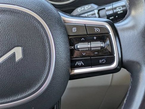 Used 2023 Kia Carnival LX FWD image 21