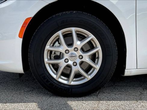 Used 2023 Chrysler Pacifica Touring-L FWD image 28