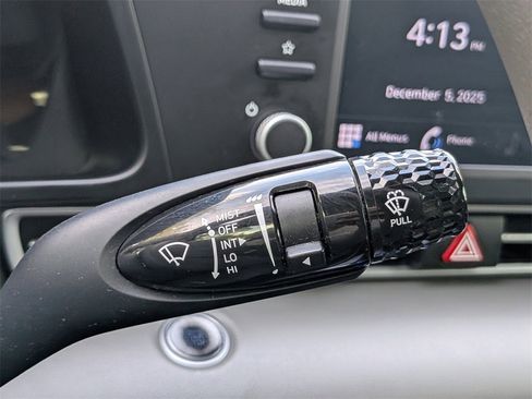 Used 2022 Hyundai Elantra SEL image 25