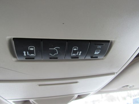 Used 2016 Chrysler Town & Country Touring w/ Driver Convenience Group image 23