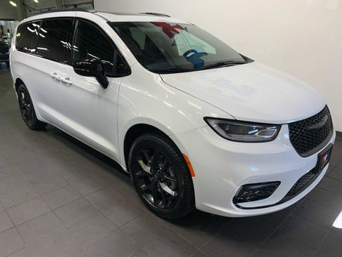 New 2026 Chrysler Pacifica Limited image 2