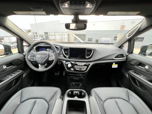 New 2026 Chrysler Pacifica Select image 9
