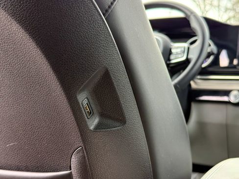 Used 2024 Kia Carnival EX FWD image 37
