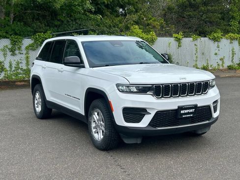 Used 2023 Jeep Grand Cherokee Laredo AWD/4WD image 3