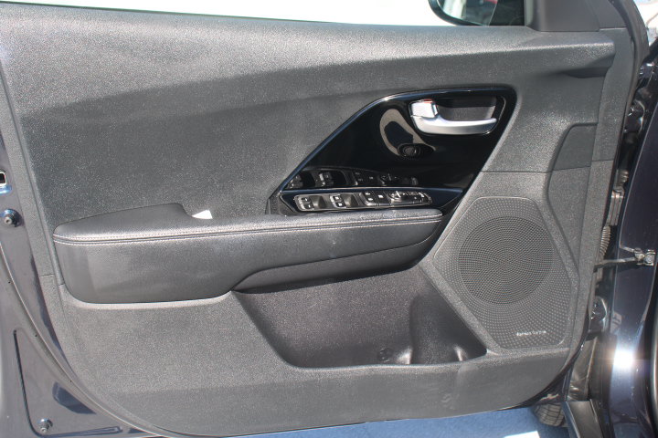 Used 2022 Kia Niro EX FWD image 10