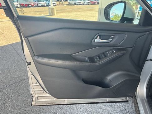 Used 2025 Nissan Rogue SV AWD/4WD image 25