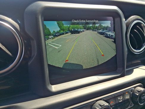 Used 2021 Jeep Wrangler Unlimited Sahara AWD/4WD image 17