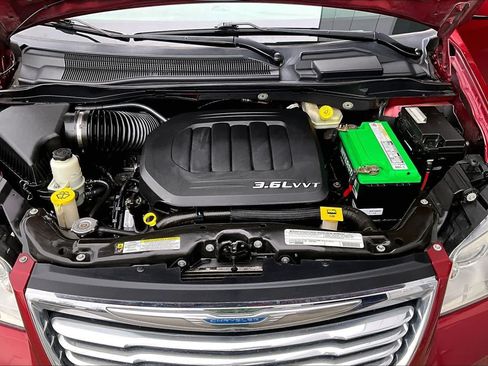 Used 2012 Chrysler Town & Country Touring w/ Entertainment Group #1 FWD image 9
