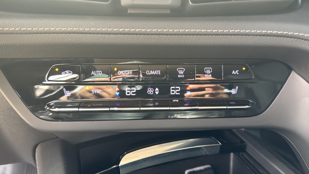 Used 2023 Buick Envision Essence FWD image 24